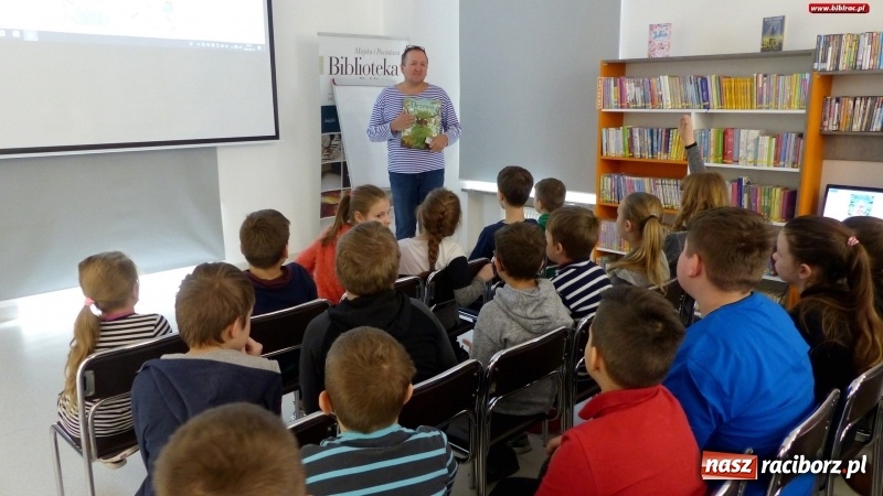 Zdjęcie w galerii na portalu naszraciborz.pl: Drzewa. Spotkanie i warsztaty plastyczne z Piotrem Sochą w bibliotece wiadomości z regionu