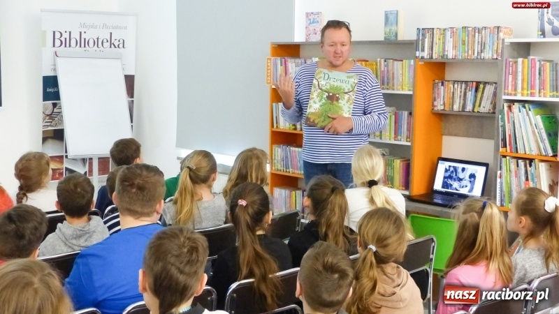 Zdjęcie w galerii na portalu naszraciborz.pl: Drzewa. Spotkanie i warsztaty plastyczne z Piotrem Sochą w bibliotece wiadomości z regionu