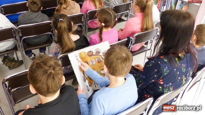 Zdjęcie w galerii na portalu naszraciborz.pl: Drzewa. Spotkanie i warsztaty plastyczne z Piotrem Sochą w bibliotece wiadomości z regionu