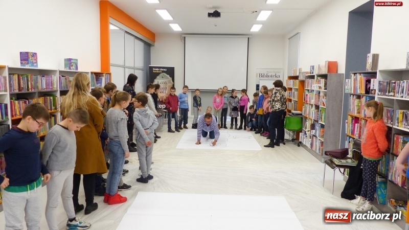 Zdjęcie w galerii na portalu naszraciborz.pl: Drzewa. Spotkanie i warsztaty plastyczne z Piotrem Sochą w bibliotece wiadomości z regionu