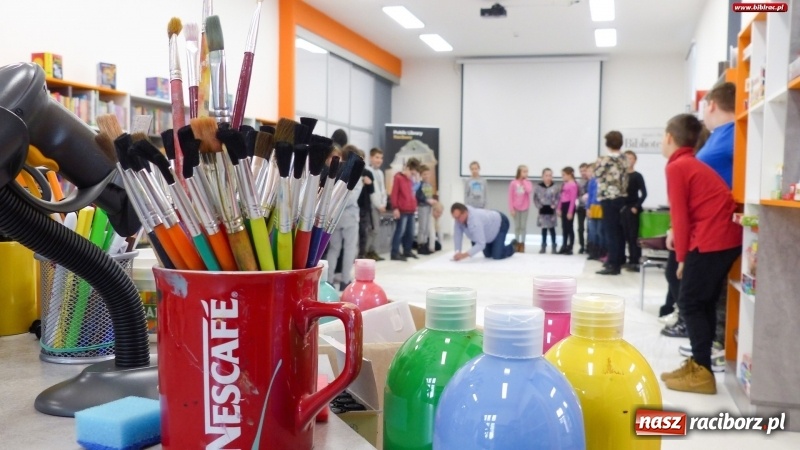 Zdjęcie w galerii na portalu naszraciborz.pl: Drzewa. Spotkanie i warsztaty plastyczne z Piotrem Sochą w bibliotece wiadomości z regionu