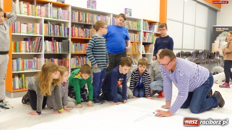 Zdjęcie w galerii na portalu naszraciborz.pl: Drzewa. Spotkanie i warsztaty plastyczne z Piotrem Sochą w bibliotece wiadomości z regionu