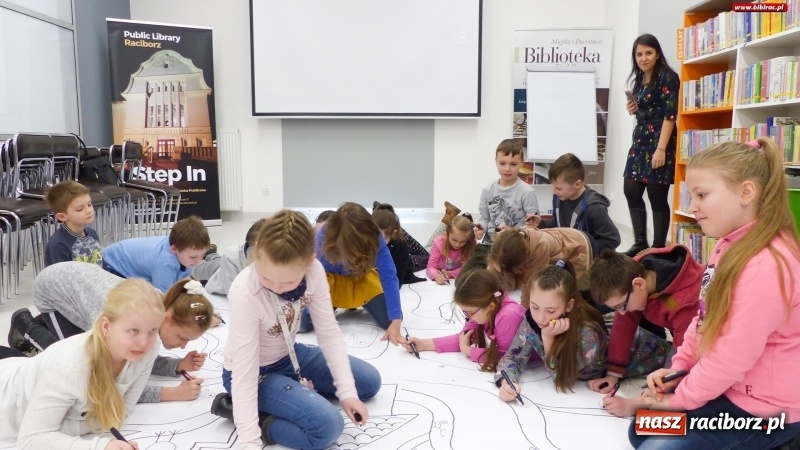 Zdjęcie w galerii na portalu naszraciborz.pl: Drzewa. Spotkanie i warsztaty plastyczne z Piotrem Sochą w bibliotece wiadomości z regionu