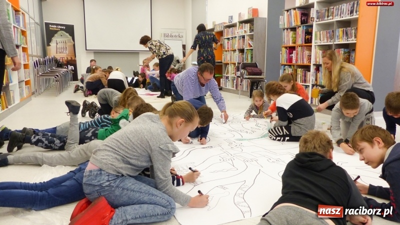 Zdjęcie w galerii na portalu naszraciborz.pl: Drzewa. Spotkanie i warsztaty plastyczne z Piotrem Sochą w bibliotece wiadomości z regionu