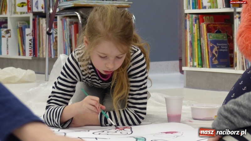 Zdjęcie w galerii na portalu naszraciborz.pl: Drzewa. Spotkanie i warsztaty plastyczne z Piotrem Sochą w bibliotece wiadomości z regionu