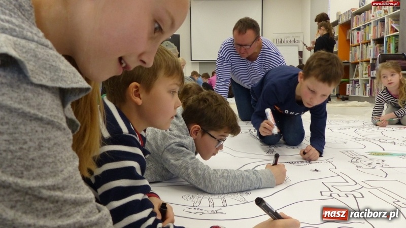 Zdjęcie w galerii na portalu naszraciborz.pl: Drzewa. Spotkanie i warsztaty plastyczne z Piotrem Sochą w bibliotece wiadomości z regionu