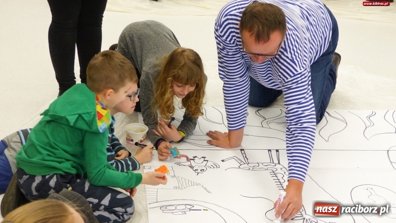 Zdjęcie w galerii na portalu naszraciborz.pl: Drzewa. Spotkanie i warsztaty plastyczne z Piotrem Sochą w bibliotece wiadomości z regionu
