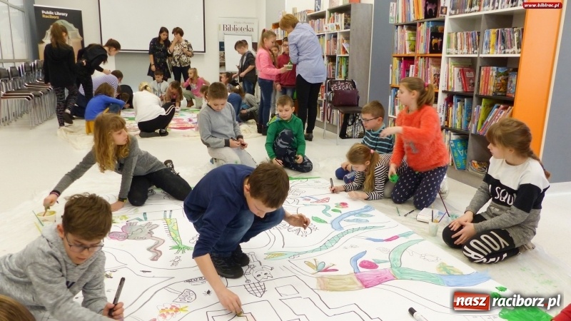 Zdjęcie w galerii na portalu naszraciborz.pl: Drzewa. Spotkanie i warsztaty plastyczne z Piotrem Sochą w bibliotece wiadomości z regionu