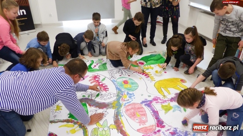 Zdjęcie w galerii na portalu naszraciborz.pl: Drzewa. Spotkanie i warsztaty plastyczne z Piotrem Sochą w bibliotece wiadomości z regionu