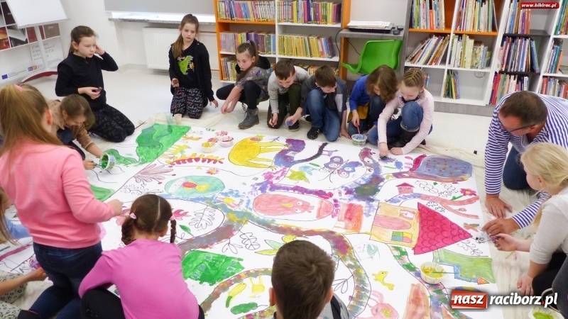 Zdjęcie w galerii na portalu naszraciborz.pl: Drzewa. Spotkanie i warsztaty plastyczne z Piotrem Sochą w bibliotece wiadomości z regionu