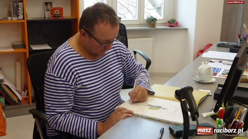 Zdjęcie w galerii na portalu naszraciborz.pl: Drzewa. Spotkanie i warsztaty plastyczne z Piotrem Sochą w bibliotece wiadomości z regionu