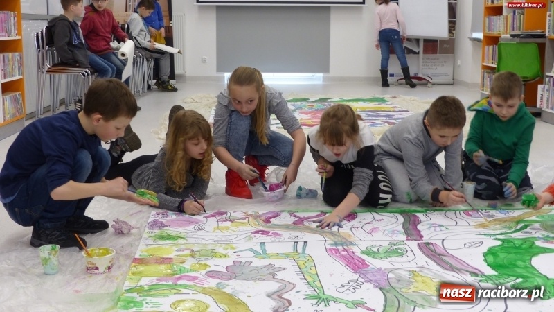 Zdjęcie w galerii na portalu naszraciborz.pl: Drzewa. Spotkanie i warsztaty plastyczne z Piotrem Sochą w bibliotece wiadomości z regionu