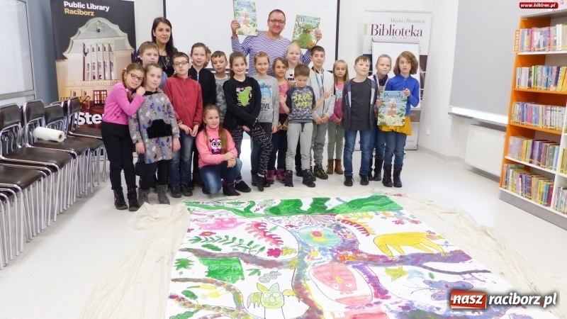 Zdjęcie w galerii na portalu naszraciborz.pl: Drzewa. Spotkanie i warsztaty plastyczne z Piotrem Sochą w bibliotece wiadomości z regionu