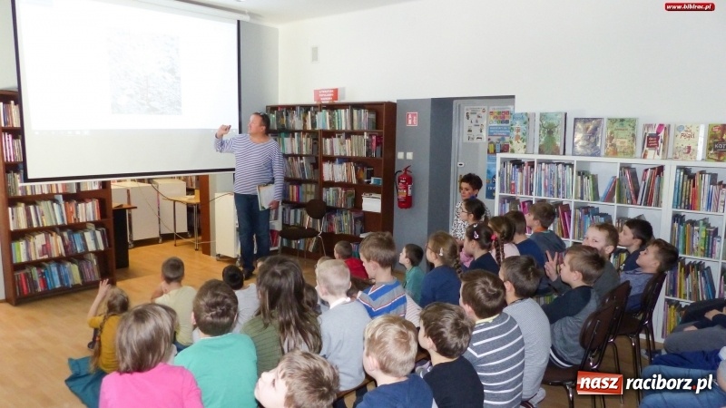 Zdjęcie w galerii na portalu naszraciborz.pl: Drzewa. Spotkanie i warsztaty plastyczne z Piotrem Sochą w bibliotece wiadomości z regionu