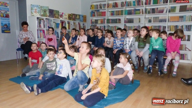 Zdjęcie w galerii na portalu naszraciborz.pl: Drzewa. Spotkanie i warsztaty plastyczne z Piotrem Sochą w bibliotece wiadomości z regionu