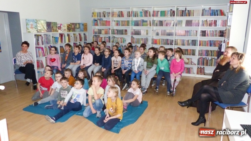 Zdjęcie w galerii na portalu naszraciborz.pl: Drzewa. Spotkanie i warsztaty plastyczne z Piotrem Sochą w bibliotece wiadomości z regionu