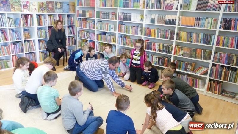 Zdjęcie w galerii na portalu naszraciborz.pl: Drzewa. Spotkanie i warsztaty plastyczne z Piotrem Sochą w bibliotece wiadomości z regionu