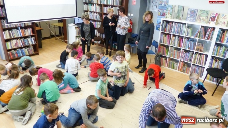 Zdjęcie w galerii na portalu naszraciborz.pl: Drzewa. Spotkanie i warsztaty plastyczne z Piotrem Sochą w bibliotece wiadomości z regionu