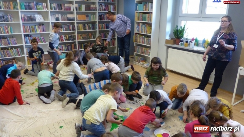 Zdjęcie w galerii na portalu naszraciborz.pl: Drzewa. Spotkanie i warsztaty plastyczne z Piotrem Sochą w bibliotece wiadomości z regionu