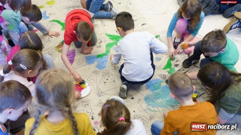 Zdjęcie w galerii na portalu naszraciborz.pl: Drzewa. Spotkanie i warsztaty plastyczne z Piotrem Sochą w bibliotece wiadomości z regionu
