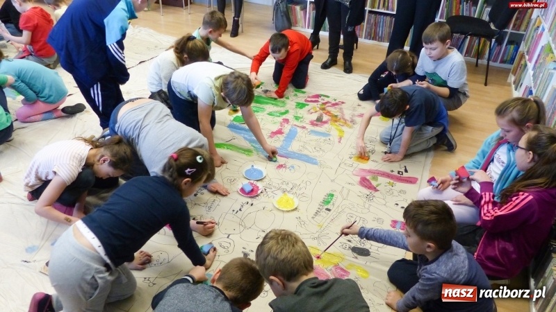 Zdjęcie w galerii na portalu naszraciborz.pl: Drzewa. Spotkanie i warsztaty plastyczne z Piotrem Sochą w bibliotece wiadomości z regionu