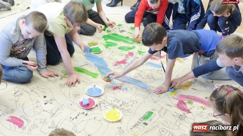 Zdjęcie w galerii na portalu naszraciborz.pl: Drzewa. Spotkanie i warsztaty plastyczne z Piotrem Sochą w bibliotece wiadomości z regionu