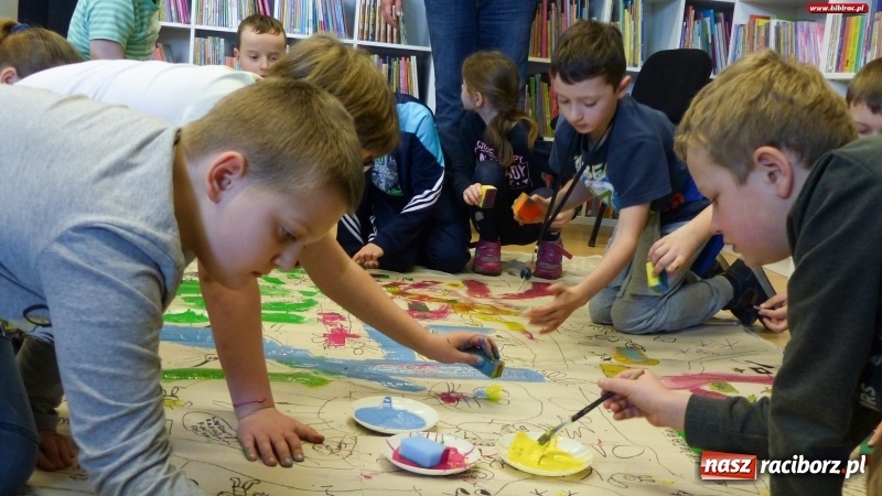 Zdjęcie w galerii na portalu naszraciborz.pl: Drzewa. Spotkanie i warsztaty plastyczne z Piotrem Sochą w bibliotece wiadomości z regionu
