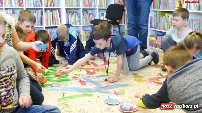 Zdjęcie w galerii na portalu naszraciborz.pl: Drzewa. Spotkanie i warsztaty plastyczne z Piotrem Sochą w bibliotece wiadomości z regionu