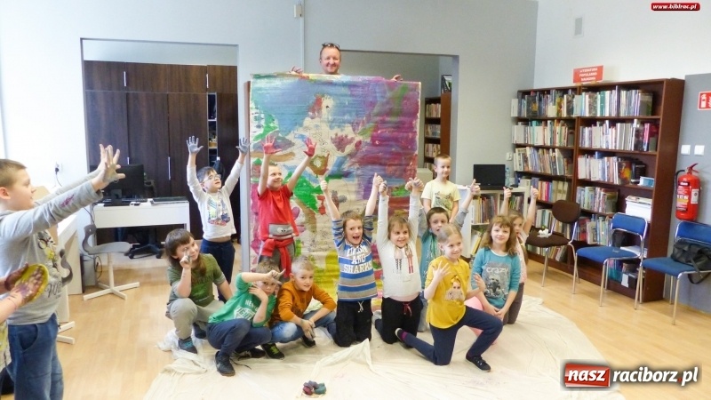 Zdjęcie w galerii na portalu naszraciborz.pl: Drzewa. Spotkanie i warsztaty plastyczne z Piotrem Sochą w bibliotece wiadomości z regionu