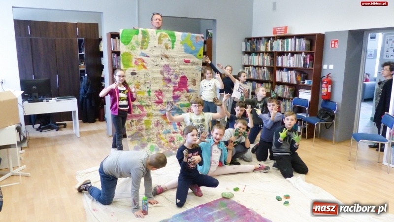 Zdjęcie w galerii na portalu naszraciborz.pl: Drzewa. Spotkanie i warsztaty plastyczne z Piotrem Sochą w bibliotece wiadomości z regionu