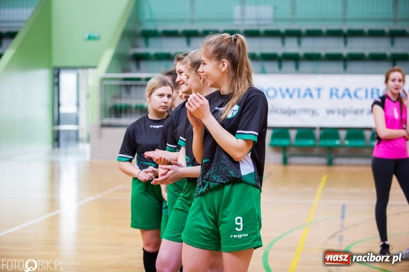 Zdjęcie w galerii na portalu naszraciborz.pl: Makroregionalny Turniej Piłki Nożnej Dziewcząt w Arenie Rafako wiadomości z regionu