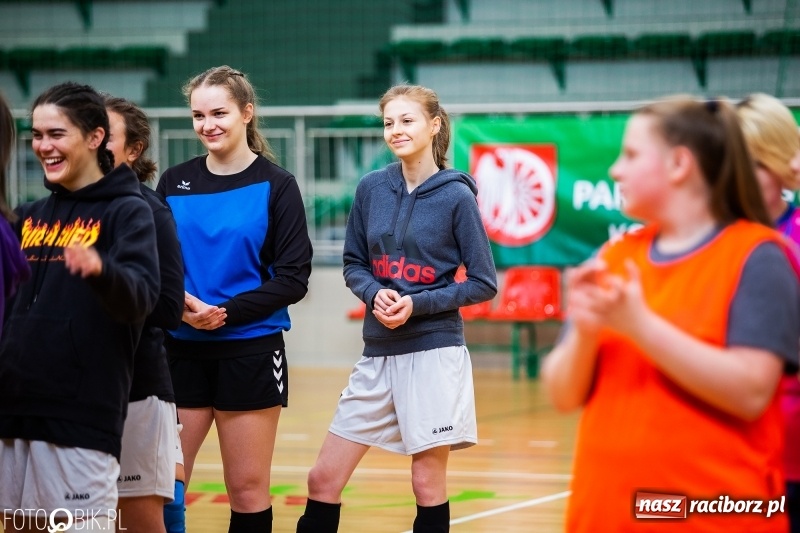 Zdjęcie w galerii na portalu naszraciborz.pl: Makroregionalny Turniej Piłki Nożnej Dziewcząt w Arenie Rafako wiadomości z regionu