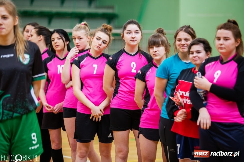 Zdjęcie w galerii na portalu naszraciborz.pl: Makroregionalny Turniej Piłki Nożnej Dziewcząt w Arenie Rafako wiadomości z regionu