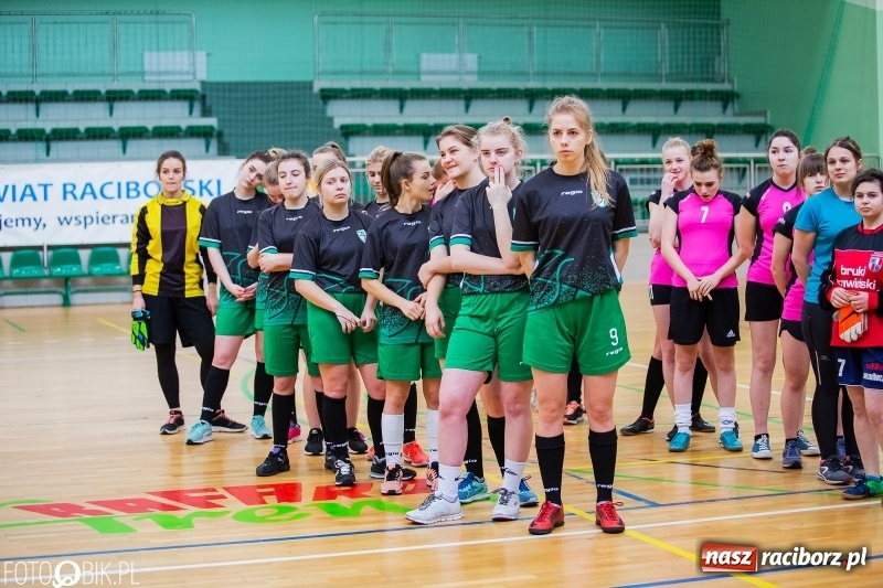 Zdjęcie w galerii na portalu naszraciborz.pl: Makroregionalny Turniej Piłki Nożnej Dziewcząt w Arenie Rafako wiadomości z regionu