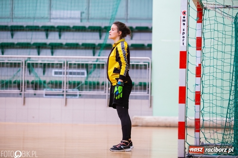 Zdjęcie w galerii na portalu naszraciborz.pl: Makroregionalny Turniej Piłki Nożnej Dziewcząt w Arenie Rafako wiadomości z regionu