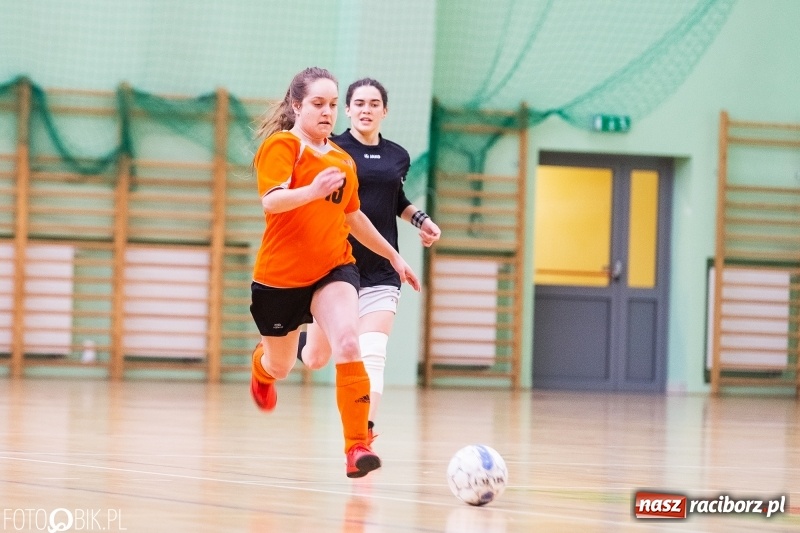 Zdjęcie w galerii na portalu naszraciborz.pl: Makroregionalny Turniej Piłki Nożnej Dziewcząt w Arenie Rafako wiadomości z regionu