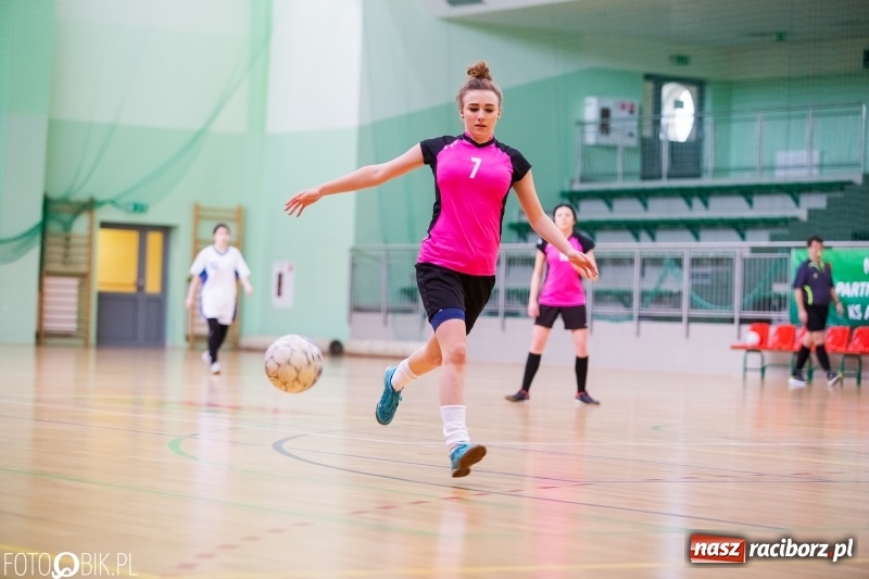 Zdjęcie w galerii na portalu naszraciborz.pl: Makroregionalny Turniej Piłki Nożnej Dziewcząt w Arenie Rafako wiadomości z regionu