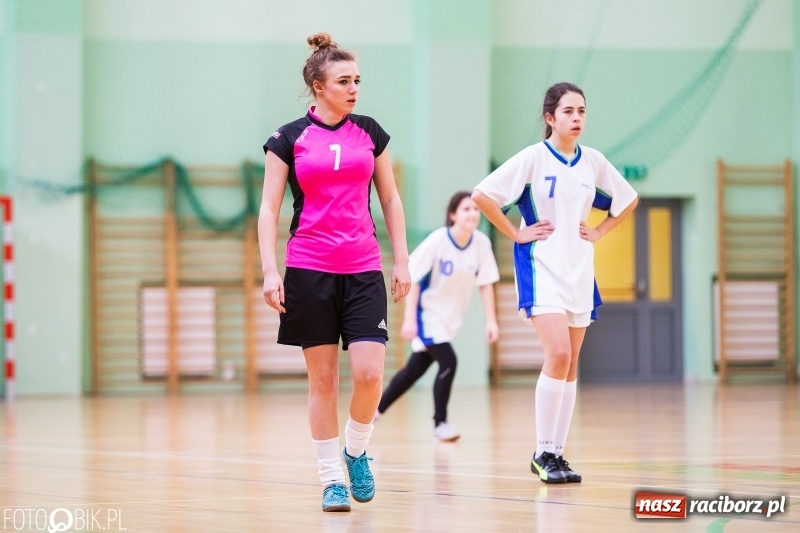 Zdjęcie w galerii na portalu naszraciborz.pl: Makroregionalny Turniej Piłki Nożnej Dziewcząt w Arenie Rafako wiadomości z regionu