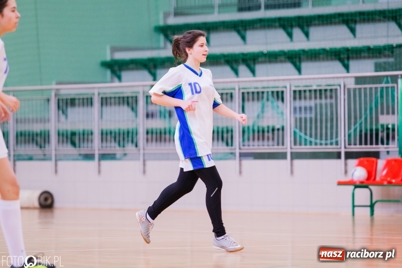 Zdjęcie w galerii na portalu naszraciborz.pl: Makroregionalny Turniej Piłki Nożnej Dziewcząt w Arenie Rafako wiadomości z regionu