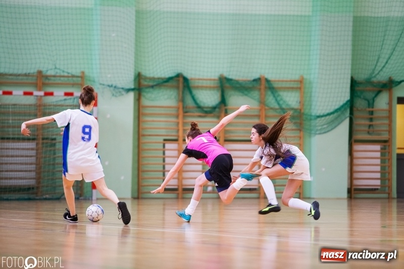 Zdjęcie w galerii na portalu naszraciborz.pl: Makroregionalny Turniej Piłki Nożnej Dziewcząt w Arenie Rafako wiadomości z regionu