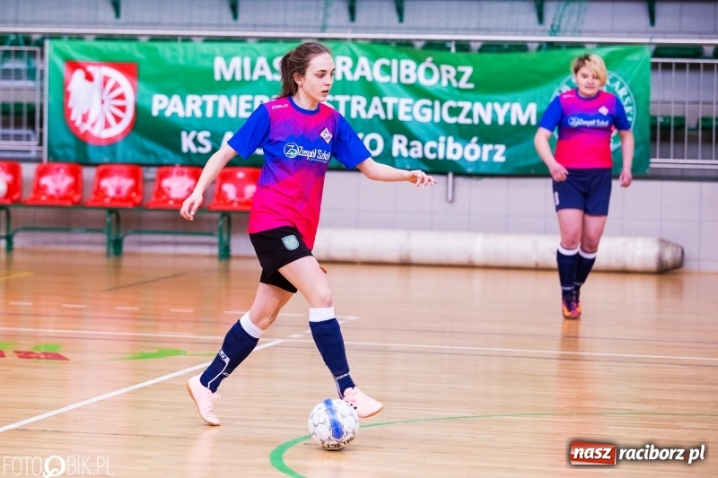 Zdjęcie w galerii na portalu naszraciborz.pl: Makroregionalny Turniej Piłki Nożnej Dziewcząt w Arenie Rafako wiadomości z regionu