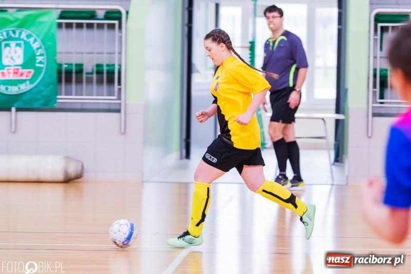 Zdjęcie w galerii na portalu naszraciborz.pl: Makroregionalny Turniej Piłki Nożnej Dziewcząt w Arenie Rafako wiadomości z regionu