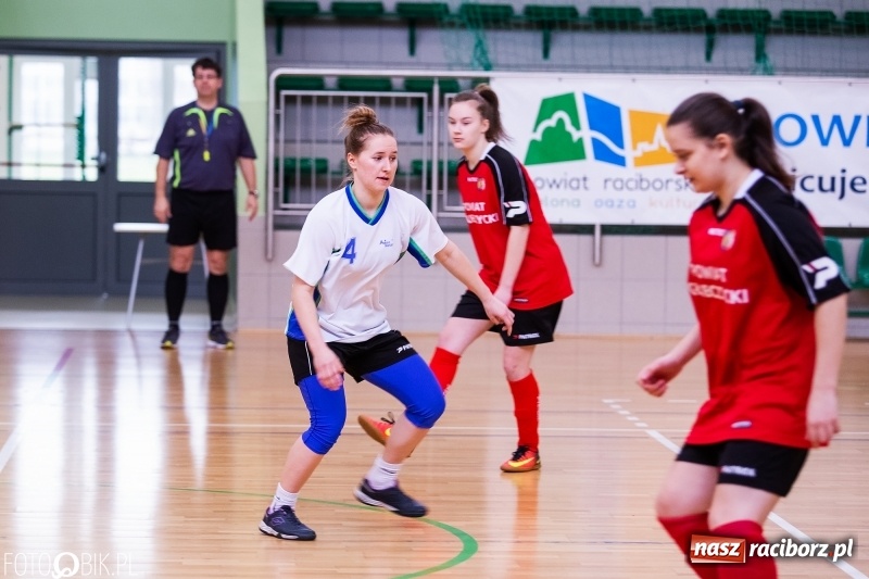 Zdjęcie w galerii na portalu naszraciborz.pl: Makroregionalny Turniej Piłki Nożnej Dziewcząt w Arenie Rafako wiadomości z regionu