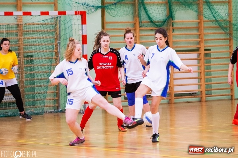 Zdjęcie w galerii na portalu naszraciborz.pl: Makroregionalny Turniej Piłki Nożnej Dziewcząt w Arenie Rafako wiadomości z regionu