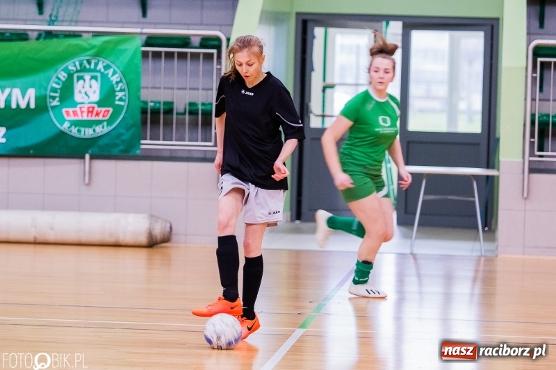 Zdjęcie w galerii na portalu naszraciborz.pl: Makroregionalny Turniej Piłki Nożnej Dziewcząt w Arenie Rafako wiadomości z regionu