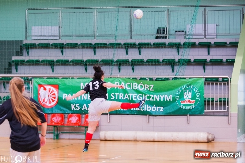 Zdjęcie w galerii na portalu naszraciborz.pl: Makroregionalny Turniej Piłki Nożnej Dziewcząt w Arenie Rafako wiadomości z regionu