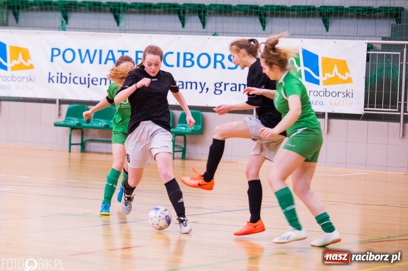 Zdjęcie w galerii na portalu naszraciborz.pl: Makroregionalny Turniej Piłki Nożnej Dziewcząt w Arenie Rafako wiadomości z regionu