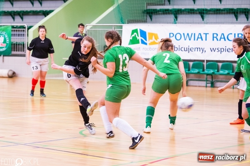 Zdjęcie w galerii na portalu naszraciborz.pl: Makroregionalny Turniej Piłki Nożnej Dziewcząt w Arenie Rafako wiadomości z regionu
