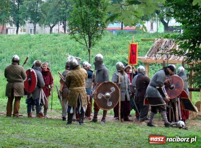 Zdjęcie w galerii na portalu naszraciborz.pl: Średniowieczny gród na Zamkowej wiadomości z regionu
