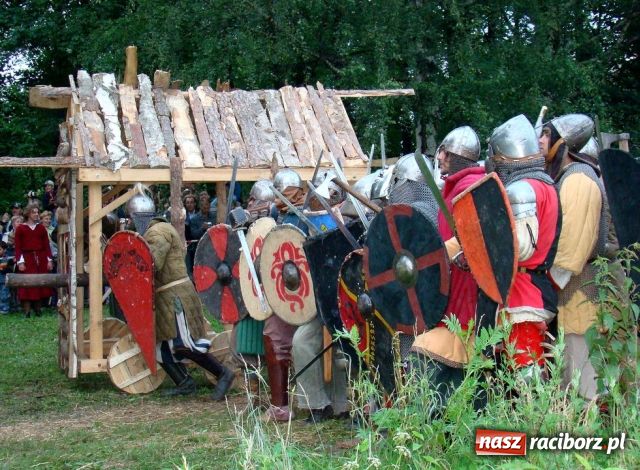 Zdjęcie w galerii na portalu naszraciborz.pl: Średniowieczny gród na Zamkowej wiadomości z regionu